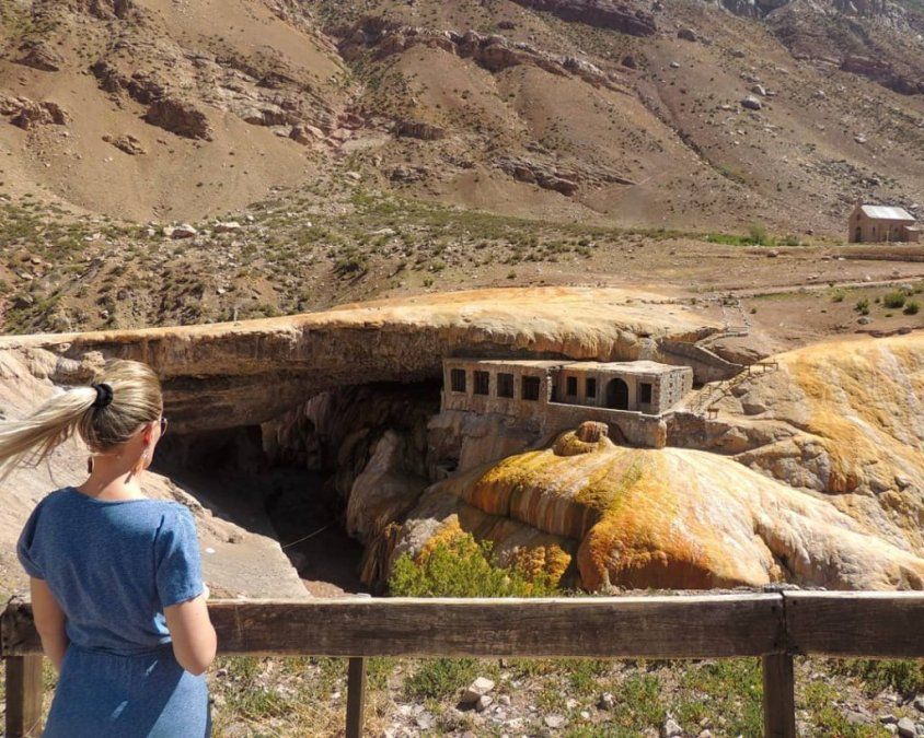 El mítico monumento natural Puente del Inca es uno de los grandes atractivos naturales de Mendoza que tenés que visitar este verano 2024.