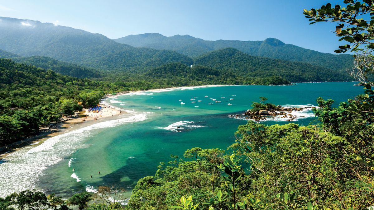 Brasil: Ilhabela es famosa por sus playas, cascadas y senderos en la selva atlántica.