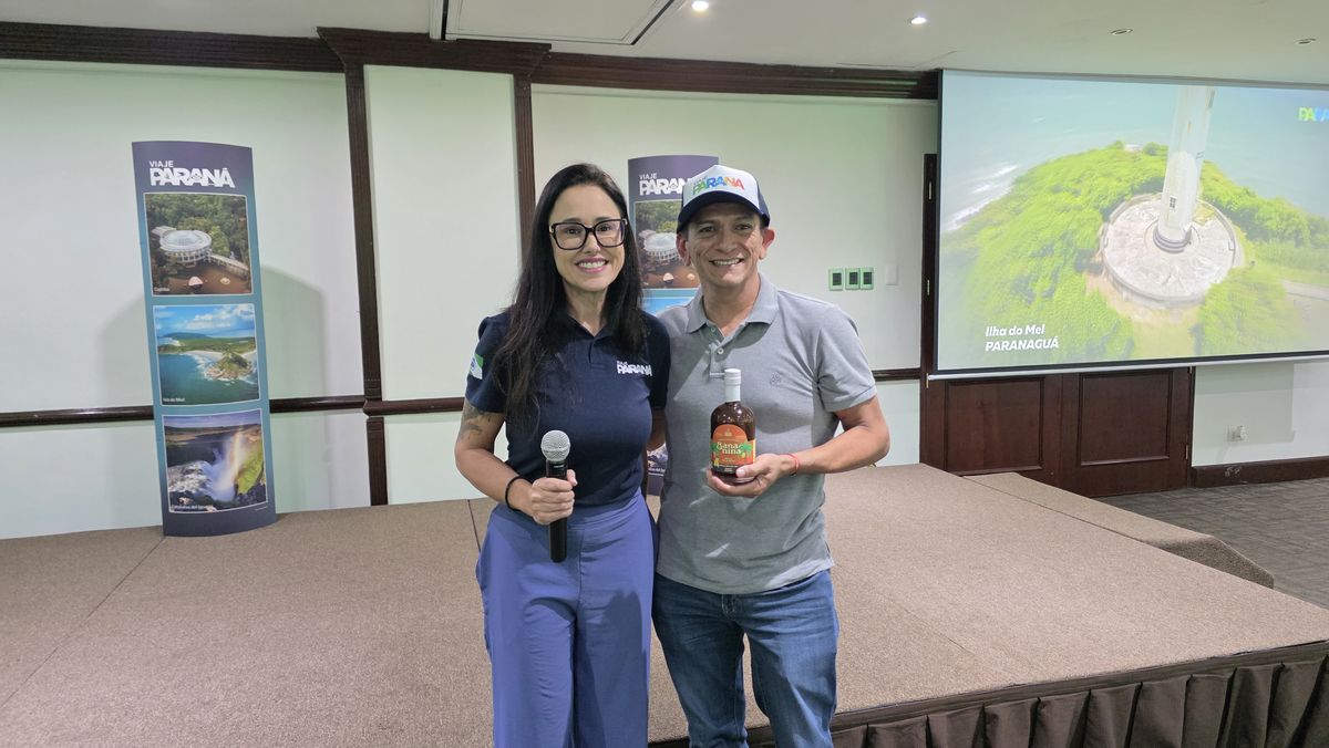 Patricia Gusso junto a agente ganador de una botella de bebida típica de Paraná. Patricia Gusso junto a agente ganador de una botella de bebida típica de Paraná.