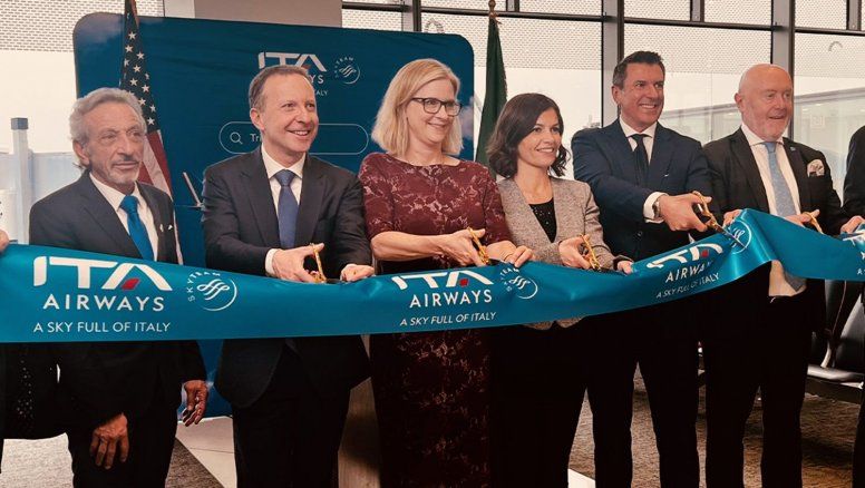 Corte de cintas formal en el inicio de los vuelos de ITA Airways, en el aeropuerto de O´Hare, de Roma a Chicago.