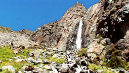 altText(La villa cordillerana de Mendoza con una cascada de agua glaciar para este verano)}
