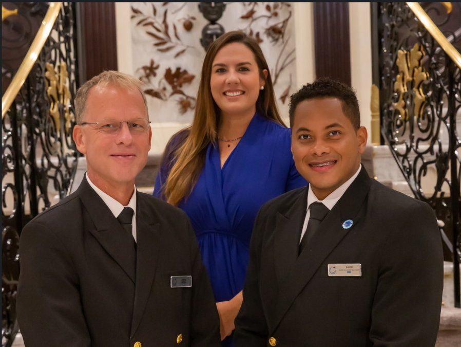 Jonas Lyddby, capitán del Azamara Quest; Andrea Baigorria, directora global de Relaciones Públicas y Comunicaciones de Azamara; y David Martínez, gerente de Guest Relations del Azamara Quest.