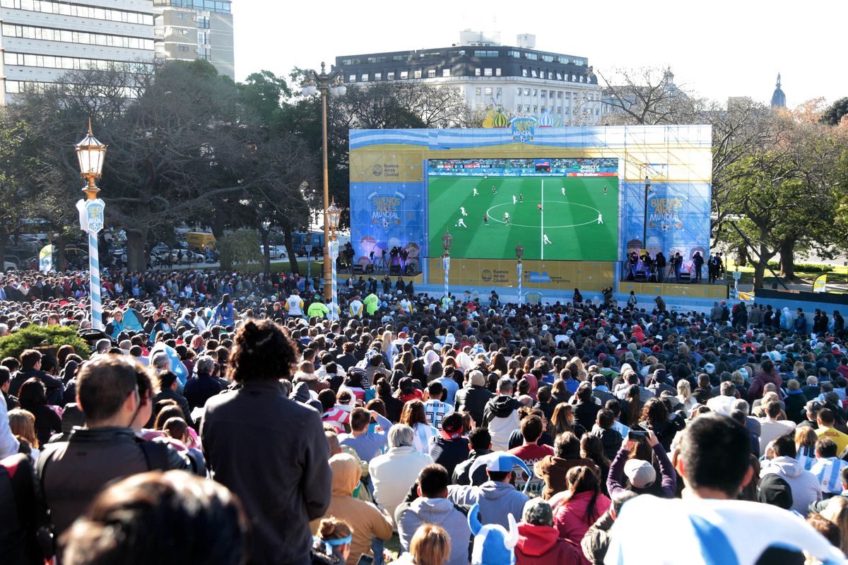 Los mundiales en pantalla gigante se han transformado en una costumbre de Buenos Aires. Los mundiales en pantalla gigante se han transformado en una costumbre de Buenos Aires.