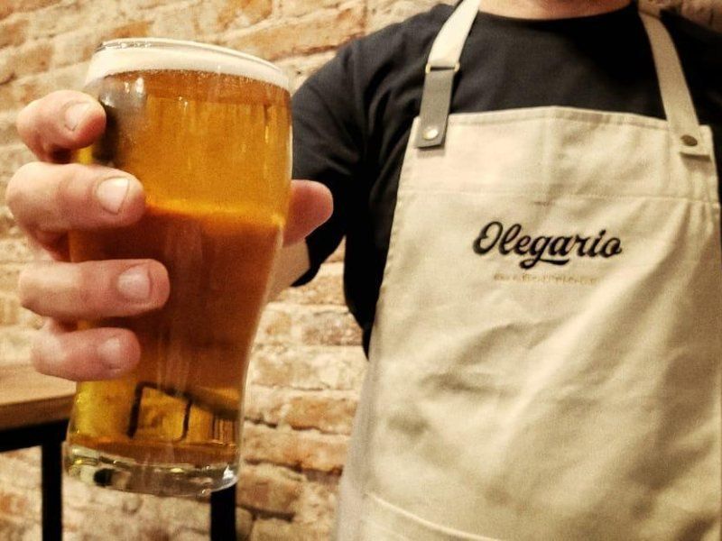 La carta consta de cervezas artesanales, sidra tirada, vinos, tapas y fiambres, todo de calidad Premium.