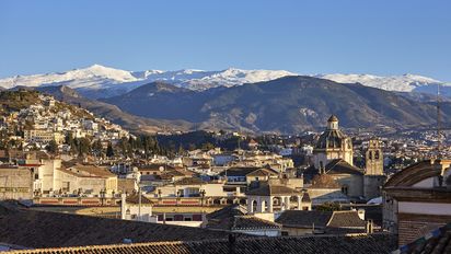 España: el Parque Nacional Sierra Nevada se extiende desde el sudeste de Granada hasta el oeste de Almería.