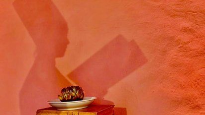 Alcachofa confitada inspirada en la obra de Pablo Neruda.