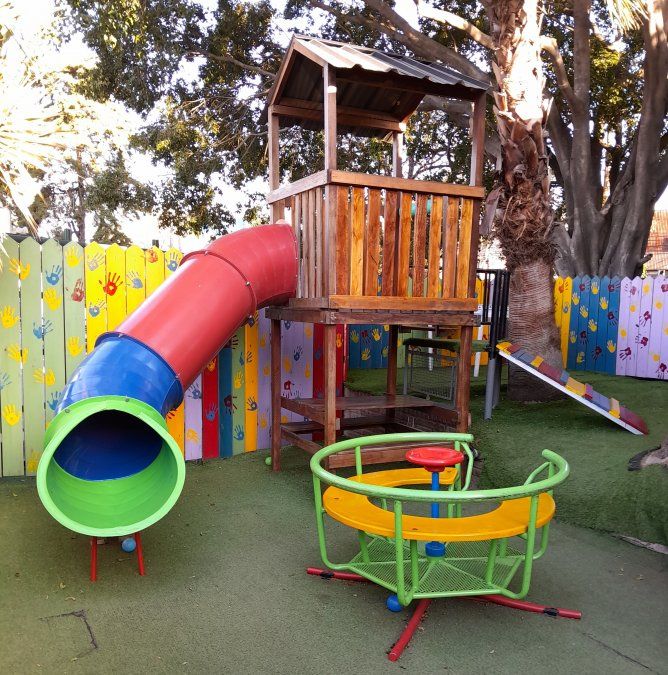 Restaurante para niños a media hora de Buenos Aires: Joe’s Grill cuenta con Casita de madera con tobogán y puente, hamacas y pasadizo de fuerza.