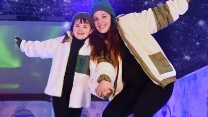 Vacaciones de inviernoen la Costa Atlántica: la pista de hielo real de Mundo Marina está pensada paraadultos y niños. Vacaciones de inviernoen la Costa Atlántica: la pista de hielo real de Mundo Marina está pensada paraadultos y niños.