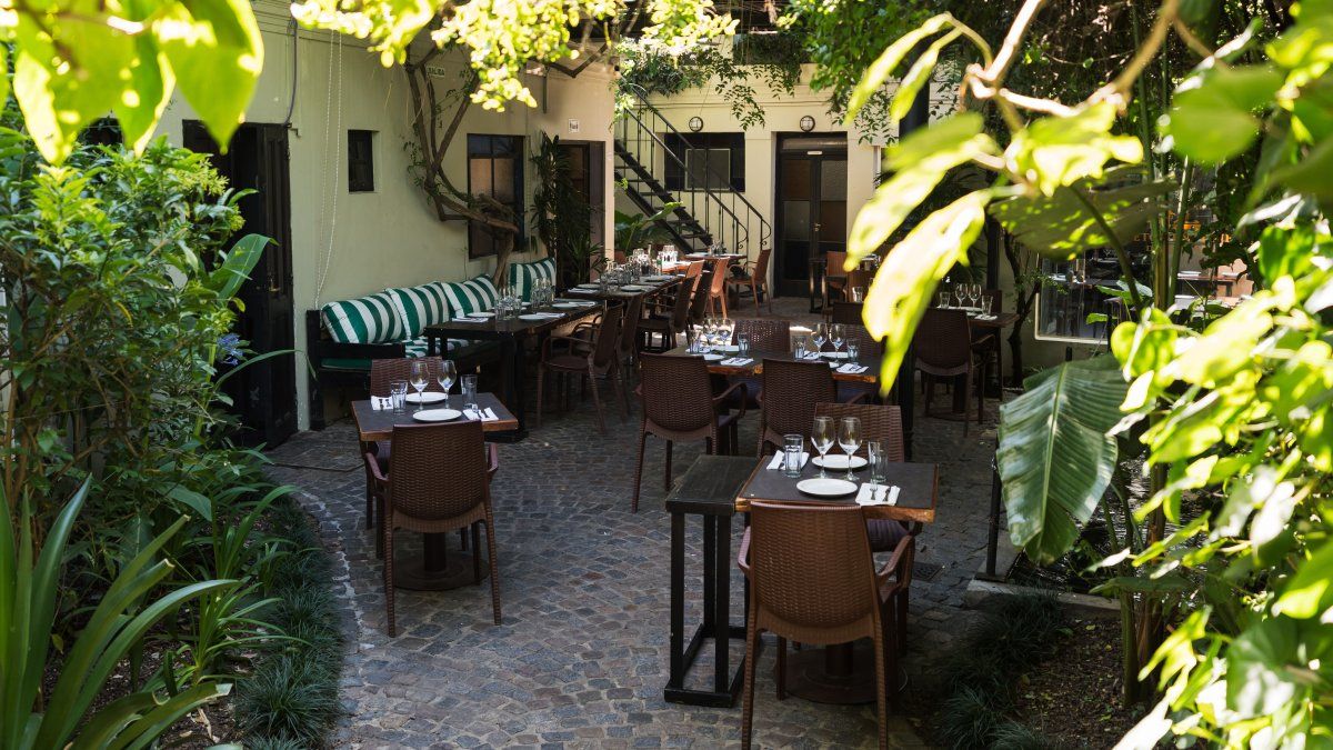 Día de la Amistad en Buenos Aires: en Lo de Jesús se pueden probar los mejores bifes de chorizos y ojos de bifes: mientras que La Malbequería se luce con su cava de vinos.