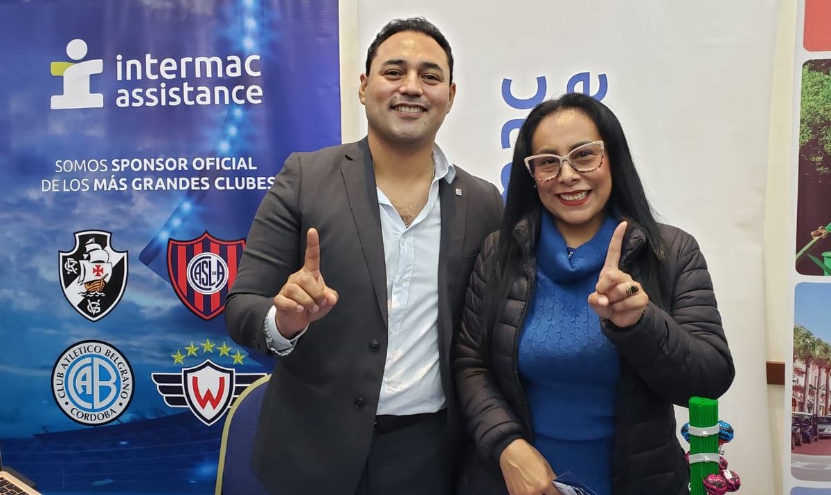 Cesar Bayona, Country Manager de Intermac Assistance premiando a una agente de viajes.