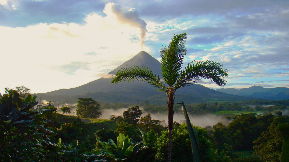 El volcán Arenal combina a la perfección la adrenalina de sus senderos y la relajación de sus aguas termales. 