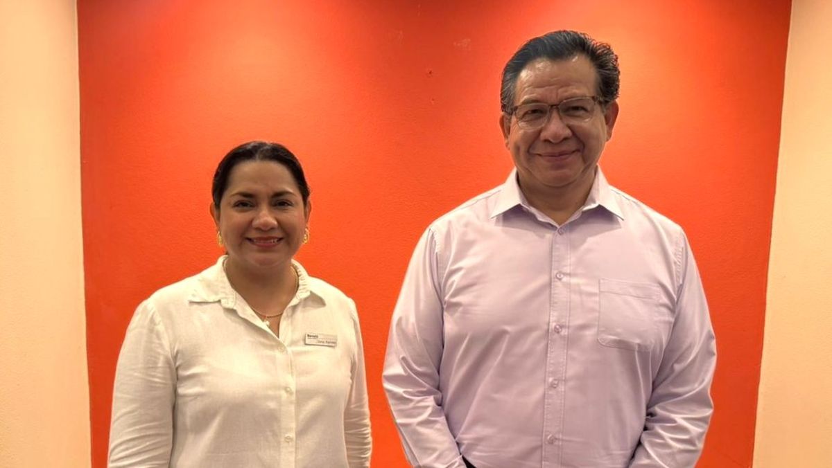 Silvia Ramírez, directora comercial de Barceló Huatulco, junto a un representante del hotel durante la conversación sobre ocupación, estrategia comercial y experiencias del destino.