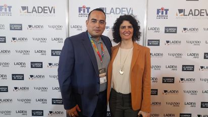 Héctor Quiroz, gerente de Hyatt Inclusive Collection Curazao; y Jennifer Barnfather, representante de Hyatt Inclusive Collection.