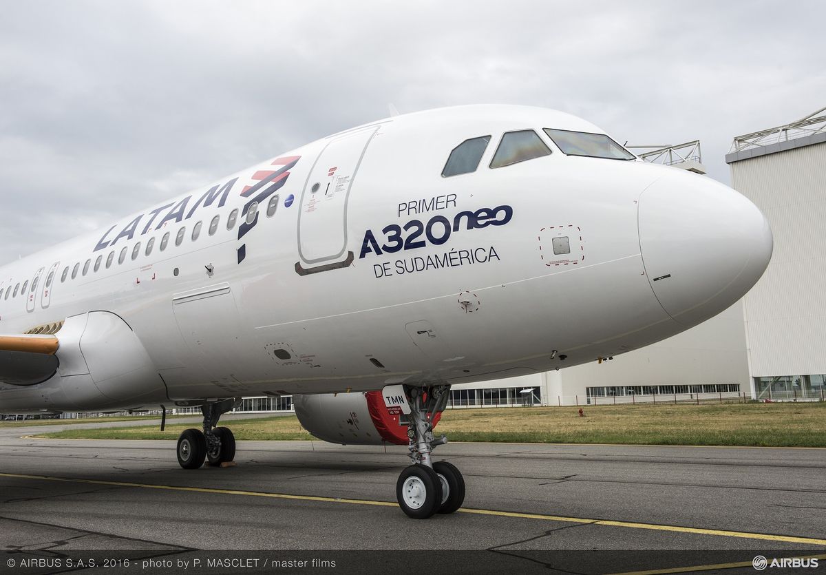 Uno de los aviones A320 de Airbus propiedad de LATAM Airlines, una de las aerolíneas afectadas por los problemas de software este fin de semana.