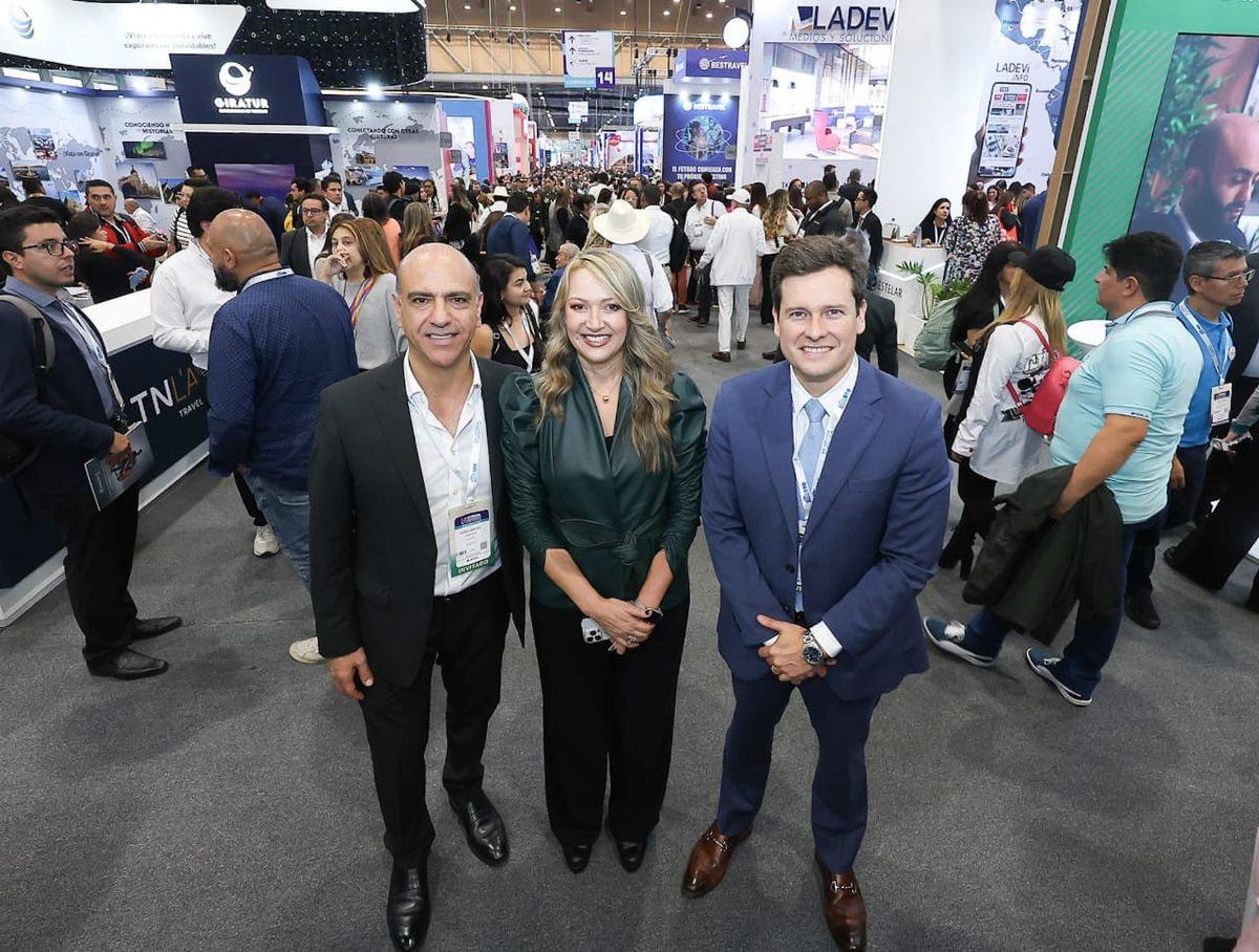 Juan Carlos Galindo, presidente de OxoHotel; Paula Cortés Calle, presidente ejecutiva de Anato; y José Andrés Duarte, presidente ejecutivo de Cotelco.