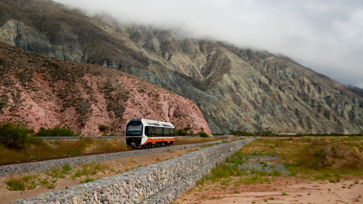 Vacaciones en Jujuy: el Tren Solar propone una experiencia sensorial de jornada completa, combinando la Quebrada y sus vinos.