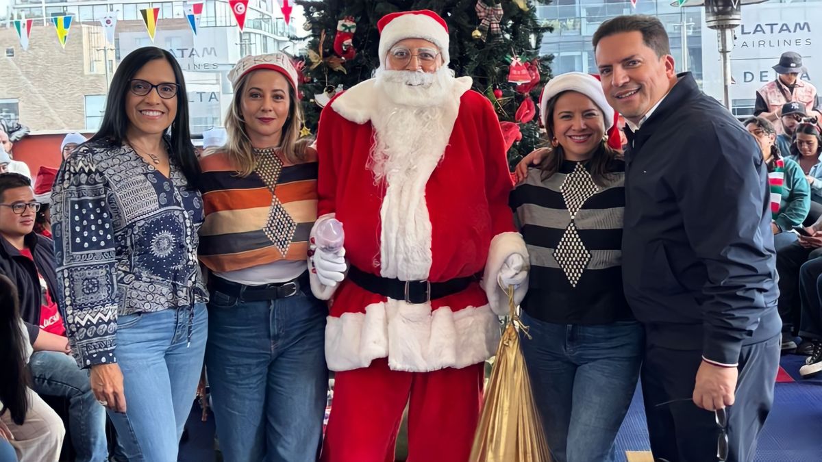 Sandra Martínez de Travel Depot y Jair Suárez de BCD Travel Colombia, en las tradicionales novenas decembrinas de la compañía. Sandra Martínez de Travel Depot y Jair Suárez de BCD Travel Colombia, en las tradicionales novenas decembrinas de la compañía.