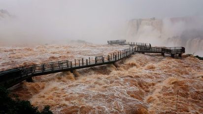 La crecida afecta cruces con Paraguay y provoca desvíos en la Ruta 12. En Cataratas, la Garganta del Diablo sigue inhabilitada desde agosto.