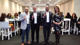El equipo de Grupo GEA e Intermac Assistance celebran su nueva alianza estratégica.