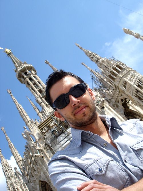 Frente al Domo de Milán, en Italia.