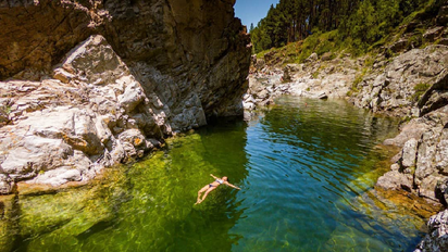 Ni Mina Clavero, ni Nono: el pueblito de Córdoba con balnearios de aguas doradas para conocer este verano