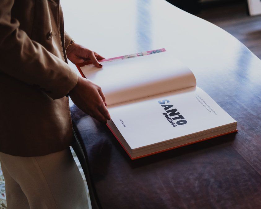 La magia de Santo Domingo expuesta en un libro. La obra del destino de República Dominicana no solo captura la esencia arquitectónica de la ciudad, sino también su dinamismo cultural.