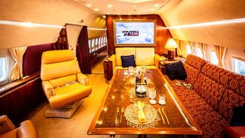 El Boeing 727 convertido en Airbnb ofrece una experiencia de lujo y confort en un jet histórico.  