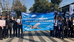 Miembros de ASPA y CPAM se reunieron a las afueras de la SICT en respuesta a la decisión de la dependencia de permitir que pilotos extranjeros operen aeronaves de Volaris.