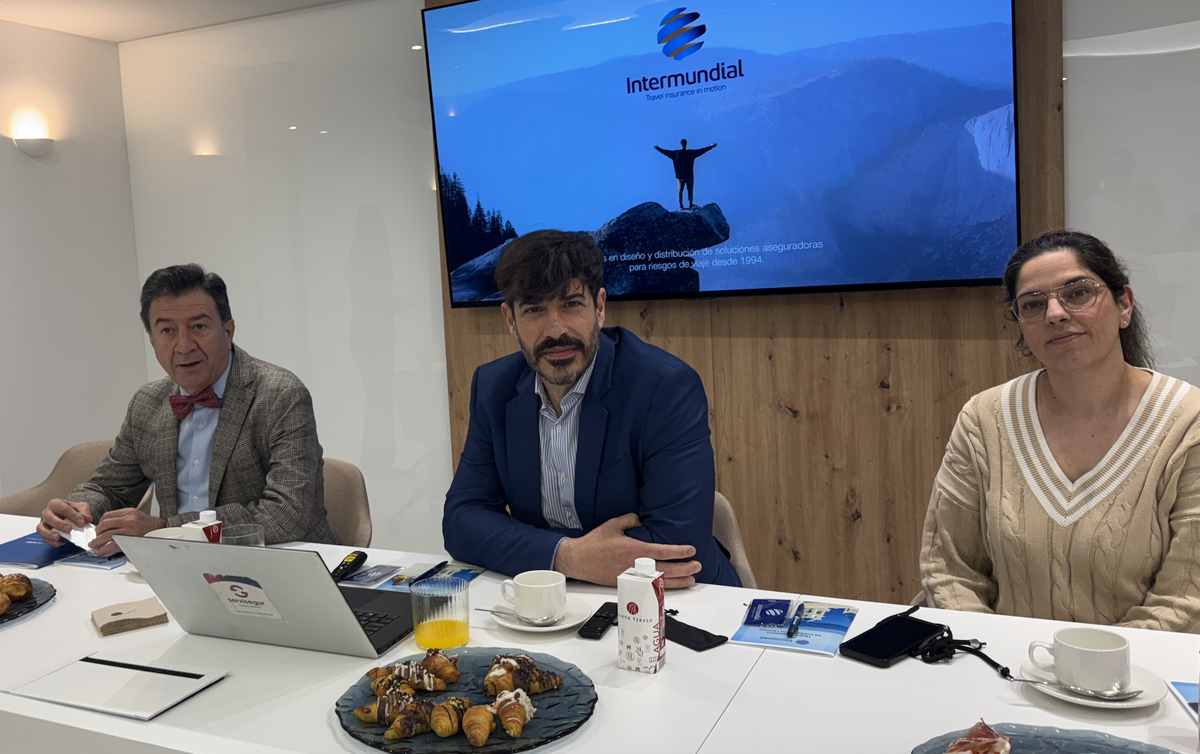 Manuel López, CEO de Intermundial y Grupo Atlantigo (izquierda); Juan Pérez, director de Servicios de Servisegur; y Gemma Bueno, CX & Quality Manager de Intermundial.