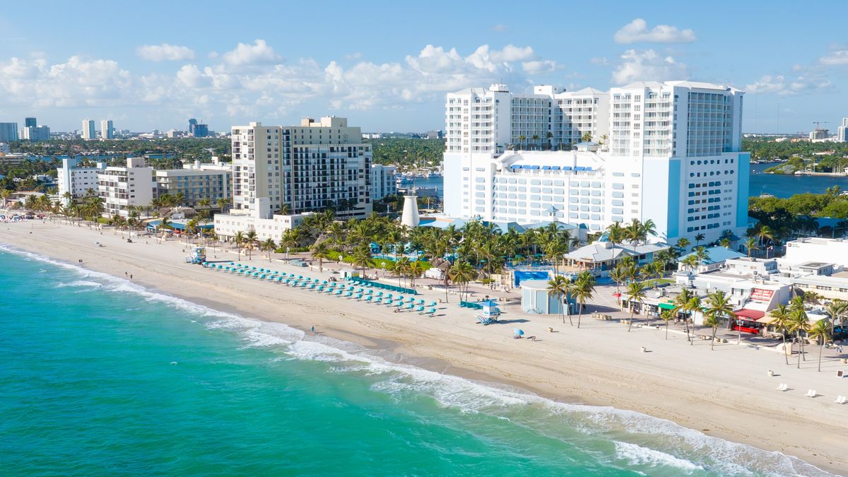 El Margaritaville Beach Resort se encuentra justo frente a la playa.
