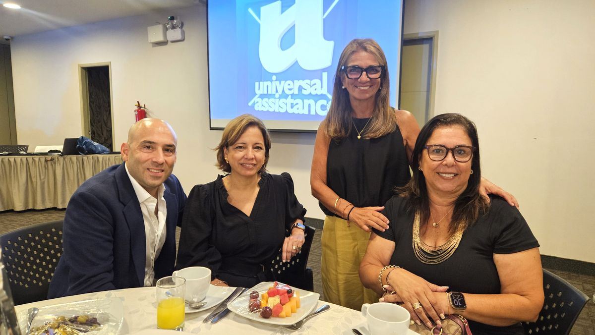 Mat&iacute;as Duek y Silvina Garc&iacute;a junto a agentes de viajes.