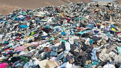 Toneladas de ropa usada son tiradas en las afueras de Iquique.