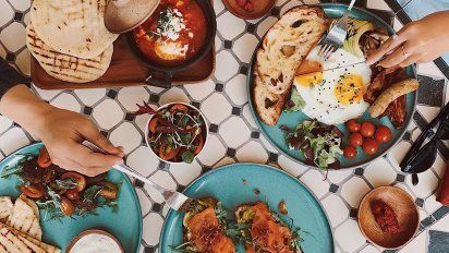 Para seguir viajando a través de los sentidos, les presentamos recetas para hacer un brunch parisino en casa.