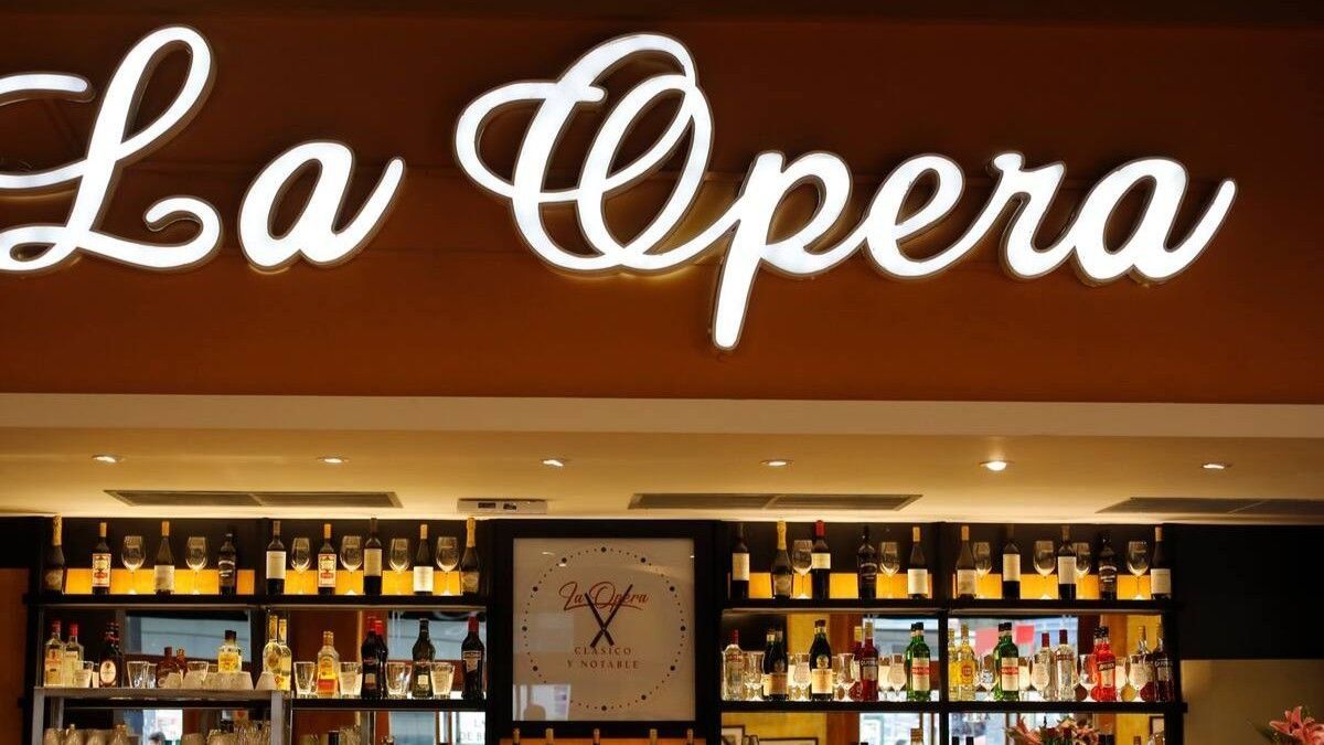 La Ópera: cuenta la leyenda que este es el bar donde Eva Perón tomó su primer té en Buenos Aires.