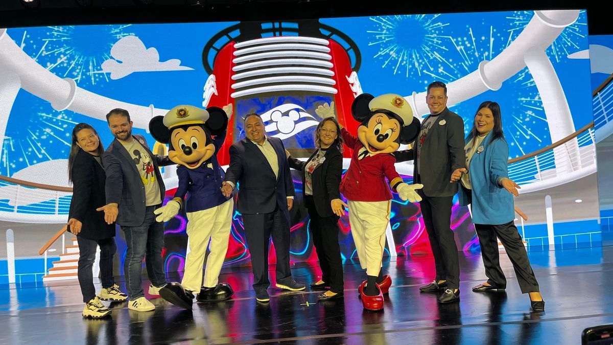 Cast Members de Disney Destinations durante el lanzamiento de la guía Momentos Mágicos en Ciudad de México.