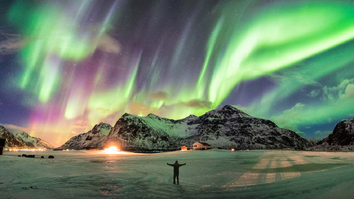 Ir de vacaciones a Europa a ver las auroras boreales es una experiencia de viaje soñada.