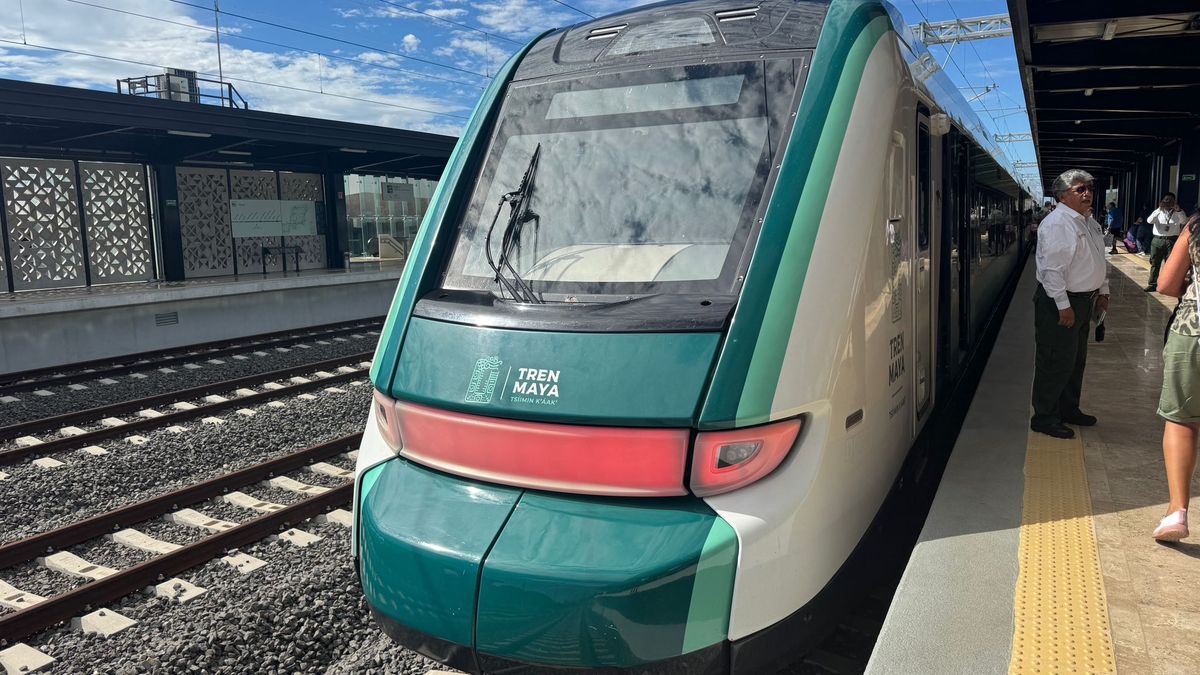 Una formación del tren maya en estación.