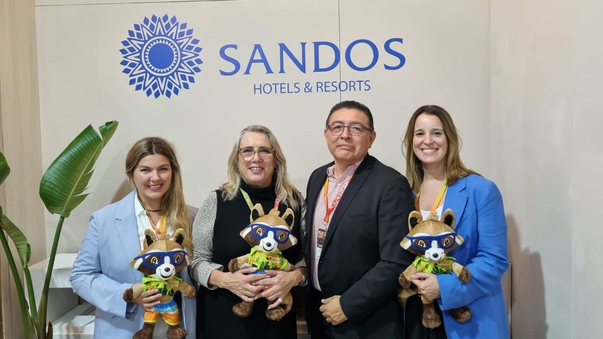 Sandos Hotels & Resorts: Javier Polanco, director corporativo de ventas, junto al equipo comercial.