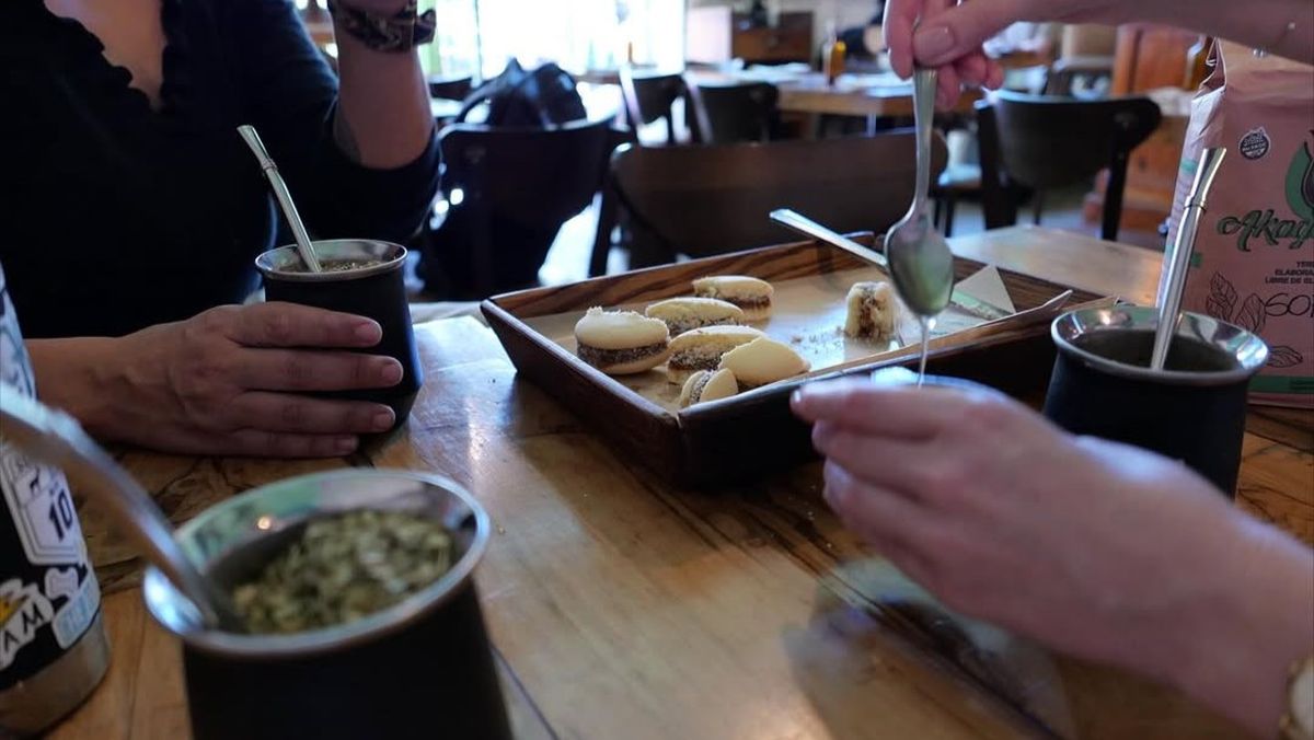 Vacaciones: el mate y los alfajores de maicenta también figuraron en una de las fotos que agregó la artista a su publicación. Vacaciones: el mate y los alfajores de maicenta también figuraron en una de las fotos que agregó la artista a su publicación.