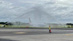 El tradicional arco de agua para recibir el vuelo inaugural de American Airlines a Managua.