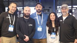Remo Eyal, Aaron Kellogg y Mayra Pettus, directora de ventas de Decision Tactical, durante IPW.