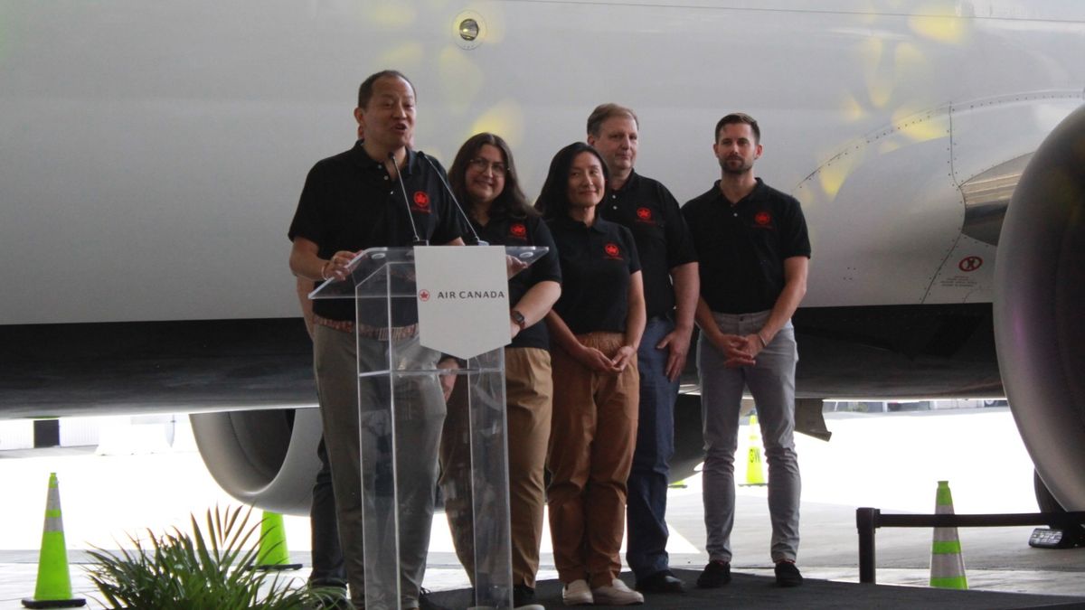 Autoridades de Air Canada en la presentación del nuevo avión Air Canada Rouge 737 MAX en Ciudad de México.