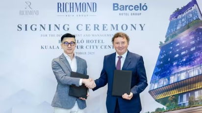 Representantes de Barceló Hotel Group y Richmond Asia Group durante la firma del acuerdo