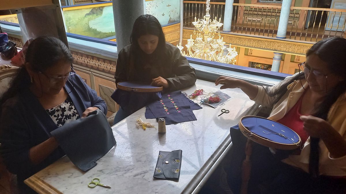 Grupo de mujeres artesanas participantes del programa Segundo Vuelo de Latam Airlines.