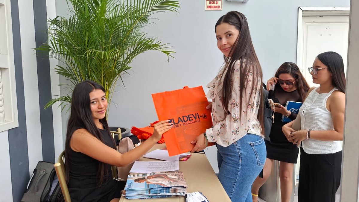 Los agentes de viajes se recepcionan en el mostrador de acreditación del Ladevi Workshop Trujillo. Los agentes de viajes se recepcionan en el mostrador de acreditación del Ladevi Workshop Trujillo.