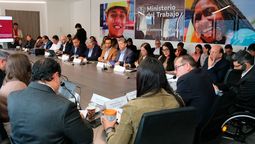 Reunión de la Comisión de Concertación sobre el salario mínimo 2026 y el decreto transitorio del Consejo de Estado.