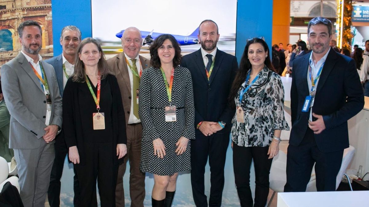 Massimo Allegri, Regional Manager Americas; Alejandra Almirón, Sales Manager Argentina; y Andrea Taddei (centro) junto al equipo comercial de ITA Airways en Argentina.