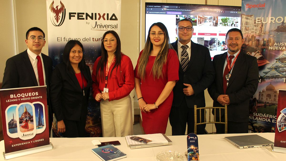 Equipo de Universal de Viajes Mayorista, encabezado por su gerente general, Cecilia Paredes (3a. izq.).