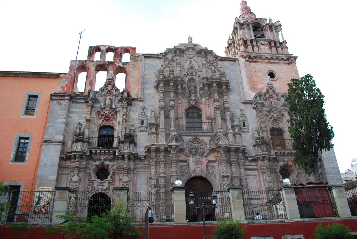 Los retablos dorados y la exquisita decoración del templo son un deleite visual que transporta a los visitantes a otra época.