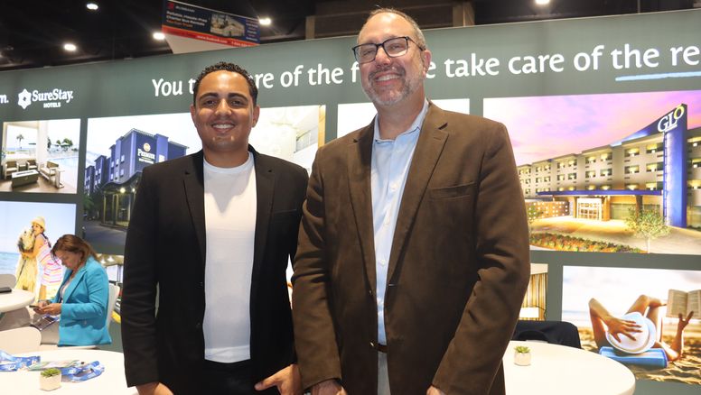 Felipe Robine, gerente comercial de Worldwide Sales de Leisure; y Jeremy Roberts, director regional de Ventas para World Hotels en Norteamérica de BWH Hotels en IPW 2025.